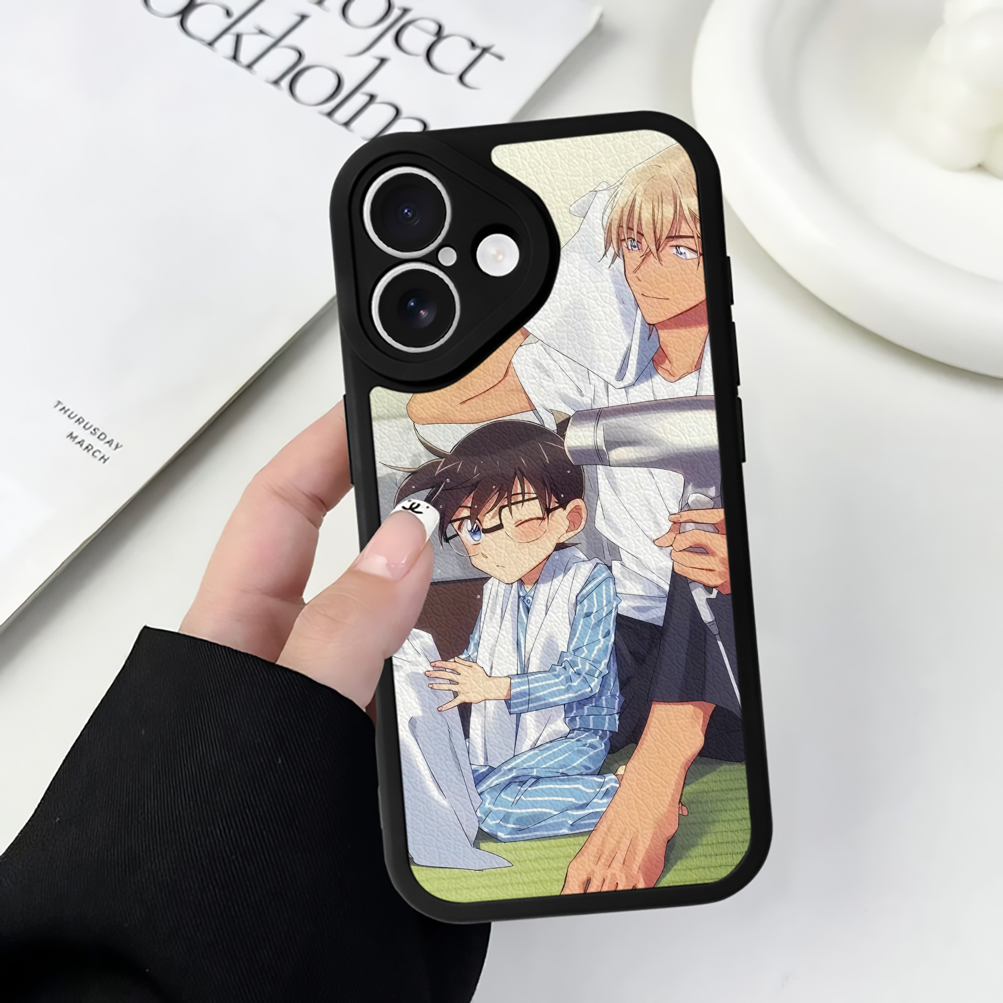 （画像用） 名探偵コナン Detective Conan 【iPhone 16シリーズ対応】シリコンスマホケース（レザー調） 材質：シリコン